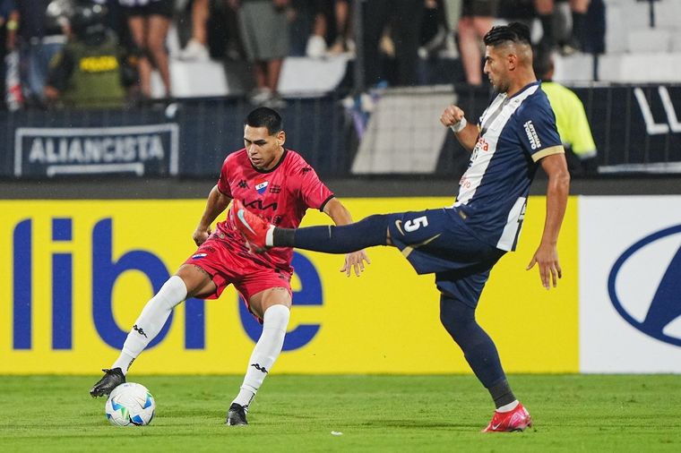 El Nacional de Paraguay enfrentó a Alianza Lima, el equipo del ex Boca Carlos Zambrano. Foto: @Libertadores