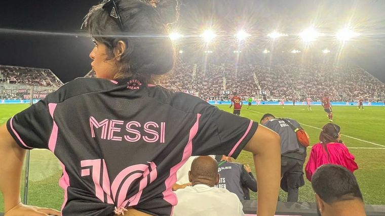 Camila Cabello En modo fanática. Foto: @camilacabello