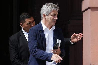 MDZol | Luis Caputo está sentado sobre la caja, aplicando a raja tabla el ajuste que impuso el gobierno de Javier Milei, pero hasta ahora deberá hacer frente a un millonario juicio en Londres. Foto: NA