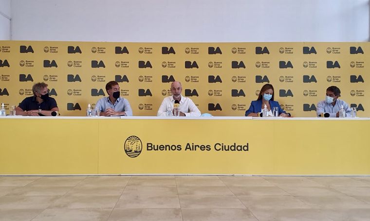 Larreta y parte de su gabinete dieron una conferencia hoy. Foto: Twitter Horacio Rodríguez Larreta.