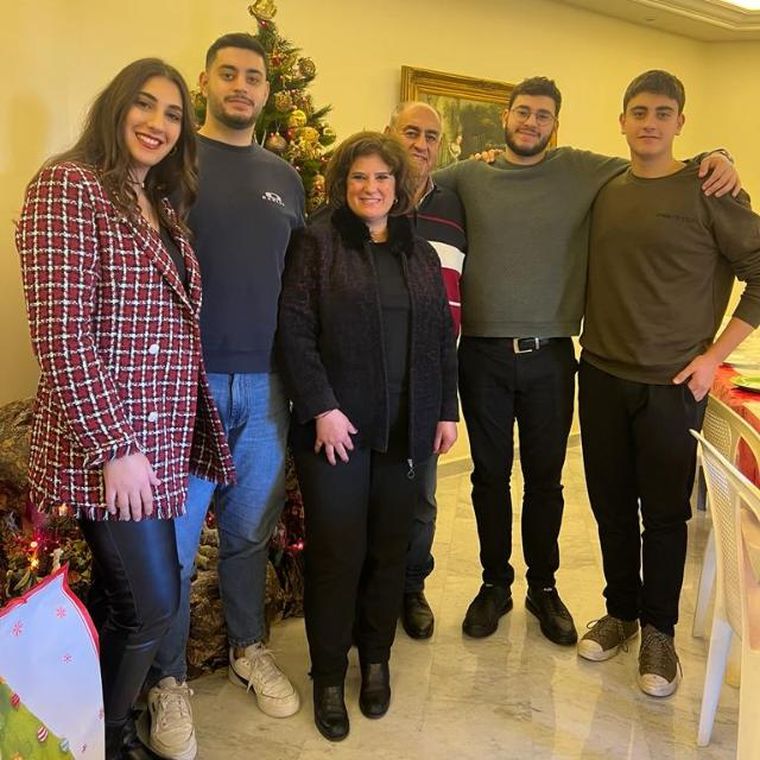 Ibrahim y Lina junto a sus cuatro hijos. Ibrahim y Lina junto a sus cuatro hijos.