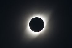 llega el historico eclipse solar total: ¿donde, cuando y como verlo?