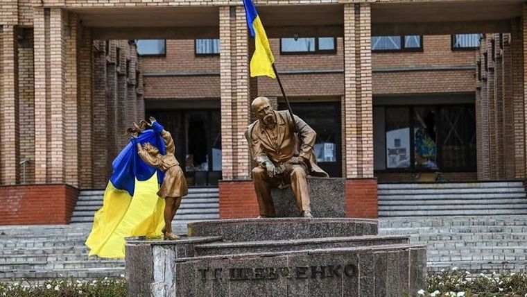 Banderas ucranianas fueron colocadas en estatuas en una plaza en Balakleya, en la región de Járkov en Ucrania. Foto: GETTY IMAGES