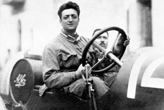 Enzo Ferrari fue un piloto de automovilismo y empresario italiano, fundador de la marca de automóviles que lleva su apellido. Foto: sportslumo.com