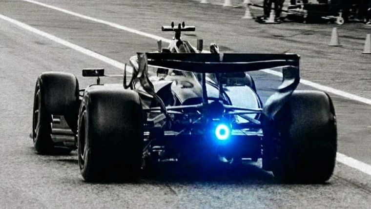El Aston Martin AMR26 llamó la atención en Barcelona al girar con una luz azul trasera.