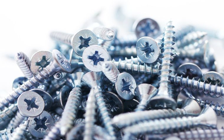 Un viejo tornillo lloraba en silencio mientras se lamentaba. Foto: Freepick.