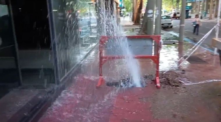 La pérdida de agua se registró en calle España, entre Gutiérrez y Espejo. Foto: Captura de video