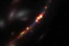 La galaxia Firefly Sparkle está formada por diez cúmulos de estrellas de colores brillantes que se formaron en el universo primitivo. Foto: NASA