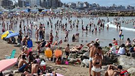 Miles de turistas eligen vacacionar en Mar del Plata.