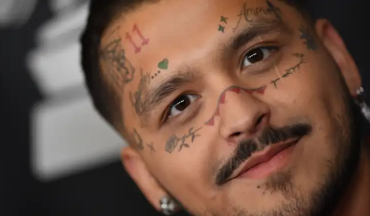 Christian Nodal está pronto a ser papá y tomó una decisión respecto a los tatuajes que adornan su rostro. Foto: AFP