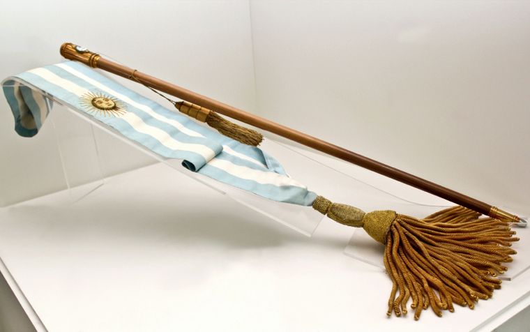 Traspaso de mando Banda y bastón presidencial que pertenecieron al expresidente Raúl Alfonsín. Foto: Museo del Bicentenario