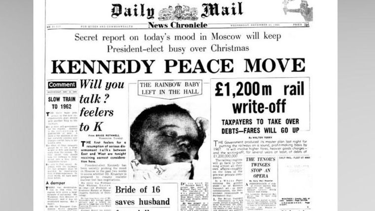 En 1960, el Daily Mail publicó una noticia sobre el bebé abandonado en el pasillo de una casa en Londres.