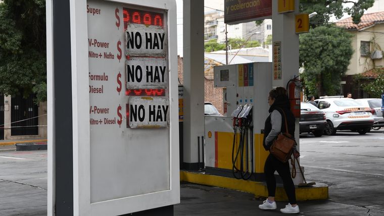 Luego del incremento que aplicó Shell, hubo estaciones de servicio que se quedaron sin naftas ante el aumento de la demanda por temor a una devaluación Foto: Rodrigo DAngelo / MDZ (Archivo)