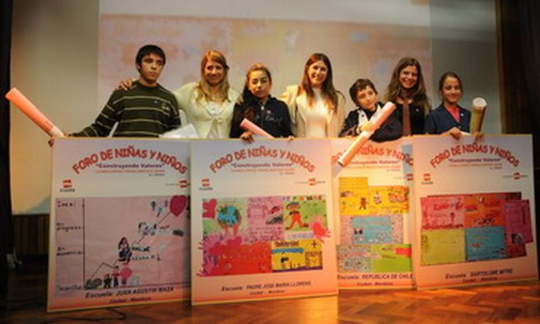 Los cuatro ganadores con sus respectivos premios. Foto: Gentileza
