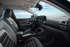 Esta versión de gama media altamente equipada está disponible en configuración híbrida o 100% eléctrica.