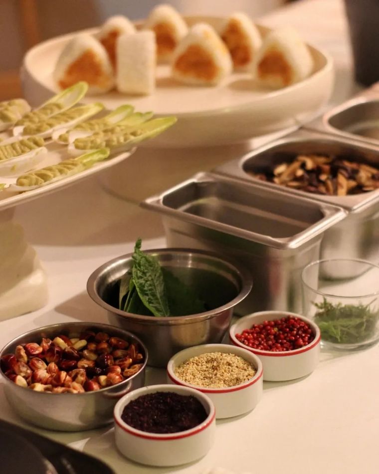 El proyecto de Nishimoto incluye desde piezas de sushi tradicional hasta postres típicos con una estética cuidada. El proyecto de Nishimoto incluye desde piezas de sushi tradicional hasta postres típicos con una estética cuidada.