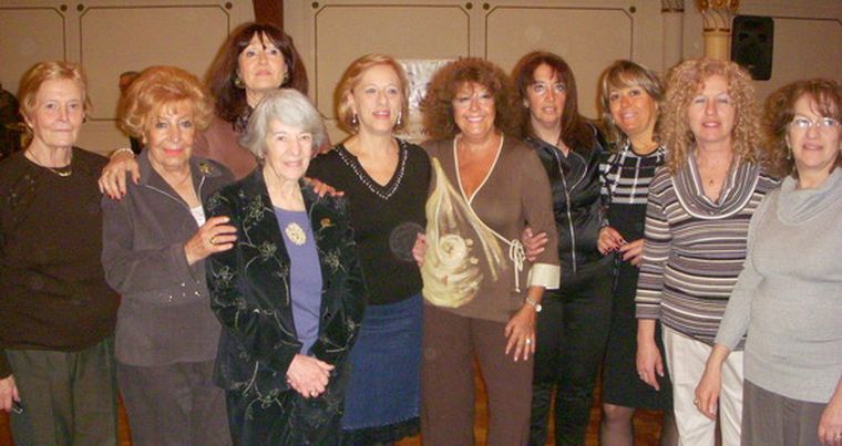 Algunas de las mujeres integrantes de la Comisión Directiva de OSFA, contentas con la convocatoria. Foto: MDZ