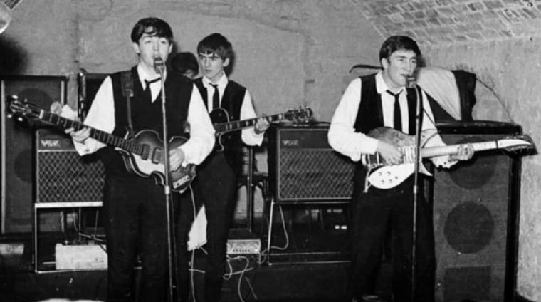 Los Beatles en The Cavern, el lugar donde comenzó la popularidad de la banda en el Reino Unido. Foto: Indie Hoy