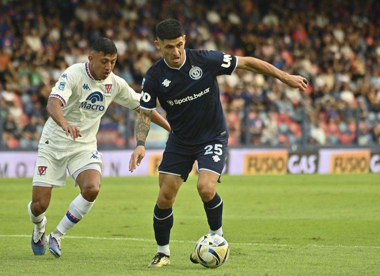 Florentín, el autor del 1-0 de la Lepra, maneja la pelota en Victoria.
