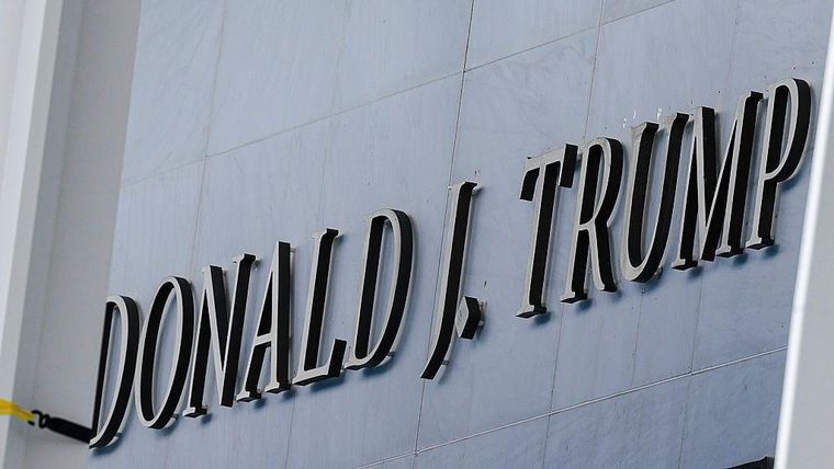 La fachada del edificio del Kennedy Center muestra ahora el nombre de Donald J. Trump.