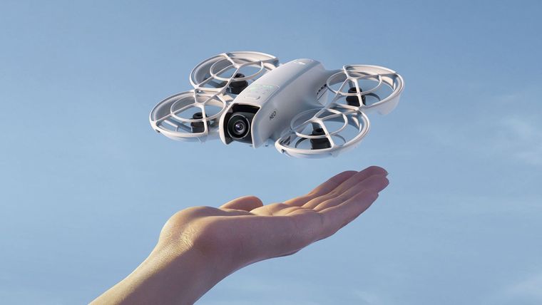 Diseño ultra ligero que cabe en la palma de la mano y despega de forma automática de manera autónoma. Diseño ultra ligero que cabe en la palma de la mano y despega de forma automática de manera autónoma.