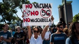 Muchos de los que se manifestaron en Madrid niegan la pandemia de coronavirus.