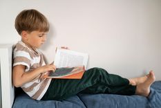 Muchas niñas y niños con trastornos del espectro autista asisten a la escuela normal. Foto: Freepick.