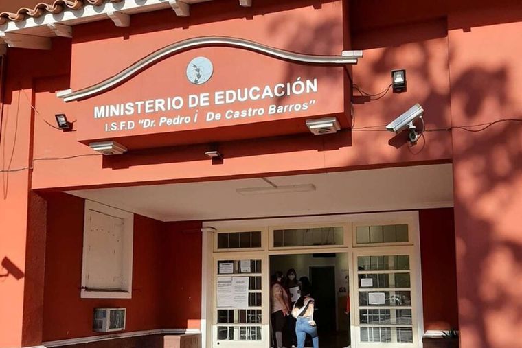 La joven logró llegar a su instituto y luego quedó tendida en el suelo