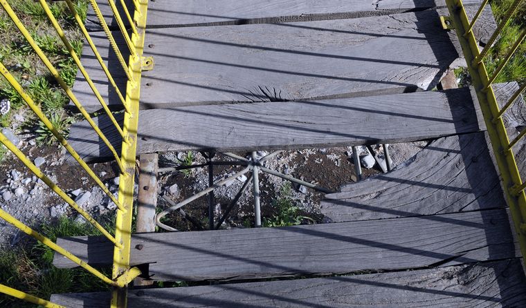 Fotos de archivo demuestran el deterioro visible con el que contaba el puente antes de su clausura. Fotos de archivo demuestran el deterioro visible con el que contaba el puente antes de su clausura.