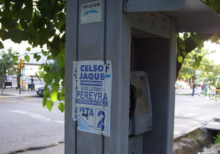 Teléfono ubicado frente al Hospital Central.