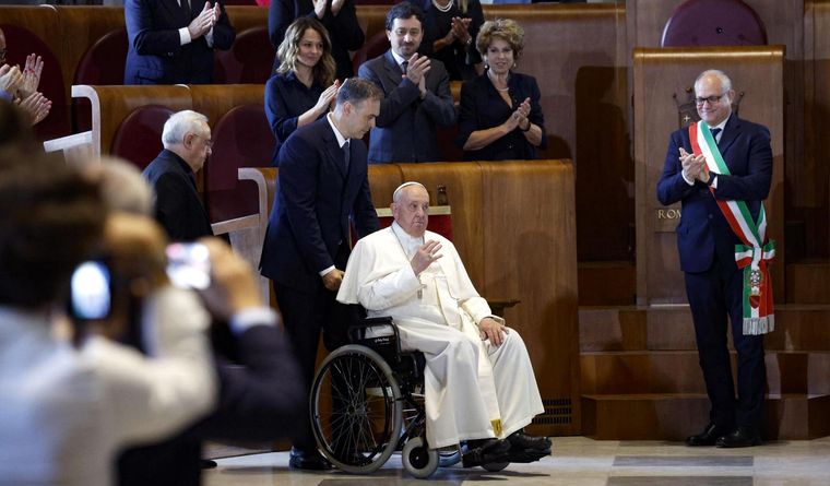 El Papa Francisco, con el alcalde de Roma, Roberto Gualtieri (R), llega a la Sala Giulio Cesare en Campidoglio, Roma, Italia. Foto: Efe.