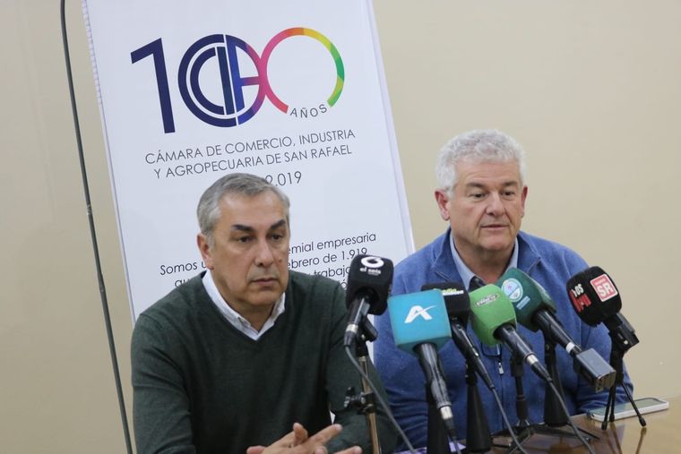 Hugo Bianchi El dueño de Plastiandino junto a Enrique Vaquié Foto: Gentileza Cámara de Comercio de San Rafael