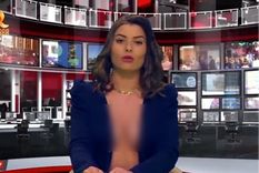Las presentadoras de noticias sólo tienen puesto un saco. Foto: Captura de video.