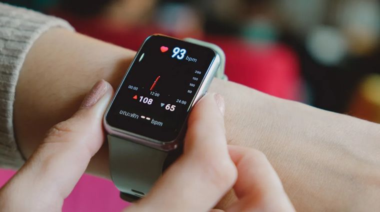 De los “golpes” del corazón a las caídas en casa: los relojes y pulseras inteligentes ya protagonizan historias donde un aviso automático a emergencias marca la diferencia entre un susto y una tragedia.