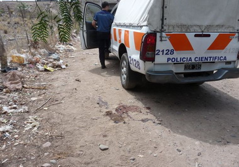 En la huella fue ejecutada la víctima; su sangre quedó en la tierra. Foto: Ministerio de Seguridad
