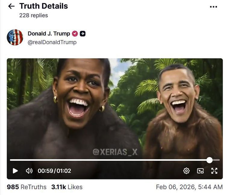 Barack y Michelle Obama, representados como monos en un polémico posteo racista que compartió Donald Trump. Barack y Michelle Obama, representados como monos en un polémico posteo racista que compartió Donald Trump.