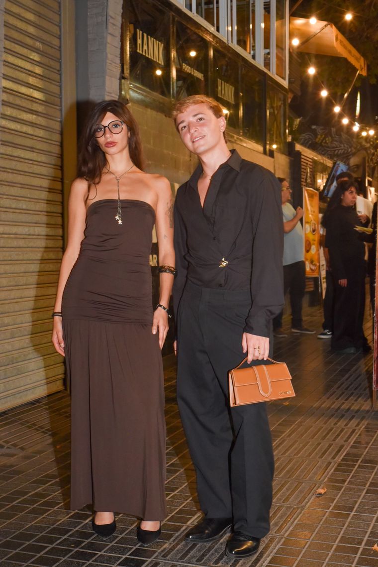 Renata y Felipe salieron muy elegantes rumbo a un cumpleaños en uno de las bares de Arístides. Renata y Felipe salieron muy elegantes rumbo a un cumpleaños en uno de las bares de Arístides.