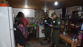 El allanamiento en la casa de la mujer investigada por la actividad narco en Malargüe. El allanamiento en la casa de la mujer investigada por la actividad narco en Malargüe.