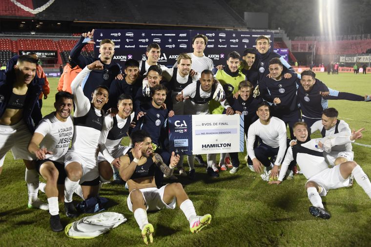 La quinta fue la vencida. Después de cuatro intentos, Independiente Rivadavia logró clasificarse a octavos de final de la Copa Argentina y ganó por primera vez una definición por penales en el certamen integrador.&nbsp;&nbsp;