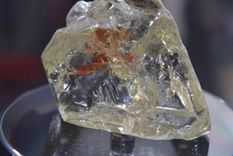 La masiva piedra preciosa se conoce como el diamante de la paz y fue vendida por US$6,5 millones Foto: BBC