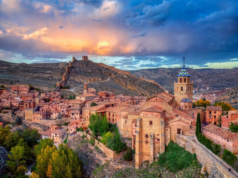 Albarracín, uno de los pueblos más bellos, mantiene su encanto medieval. Albarracín, uno de los pueblos más bellos, mantiene su encanto medieval.
