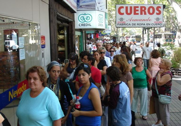 La cola se extendió por tres cuadras. Foto: MDZ