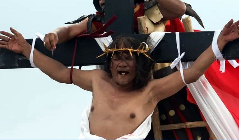 Rubén Enaje se ofreció para ser crucificado por trigésima quinta vez. Foto: Efe.