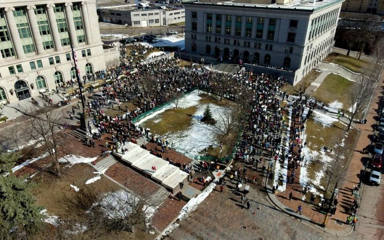 Sábado de protestas en el mundo: marchas contra Trump y reclamos en Corea y España. Foto: NA.