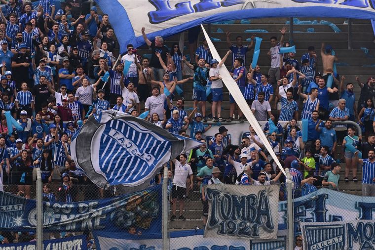 La hinchada de Godoy Cruz en San Nicolás. Foto: Télam