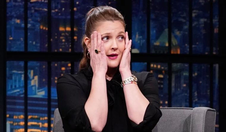 Incómodo momento para Drew Barrymore en su programa.