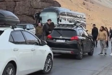 La mujer que intentó adelantarse terminó a los golpes con otros conductores. La mujer que intentó adelantarse terminó a los golpes con otros conductores.