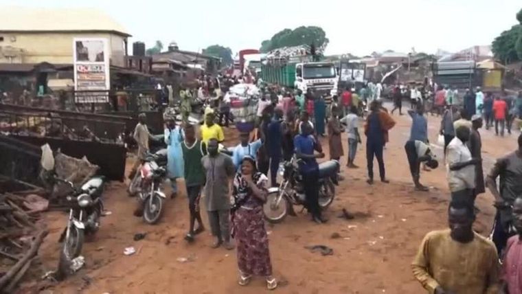 Inundaciones en Nigeria. las intensas lluvias, que comenzaron en la madrugada del jueves, tomaron por sorpresa a los habitantes de la regi&oacute;n mientras dorm&iacute;an.