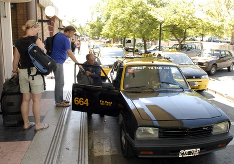 Los taxistas afirman que subieron sus costos. Foto: Nacho Gaffuri / MDZ
