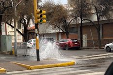 pase y mire: fuente improvisada en una esquina de ciudad
